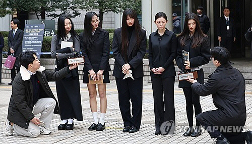 뉴진스(NJZ) 멤버들, 어도어 활동금지 가처분에 직접 법정출석. [연합뉴스]